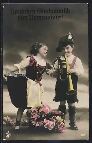 Foto-AK NPG Nr. 2291: Neue Photographische Gesellschaft: Kinderpaar in Tracht mit Trompete, Glückwunsch zum Namenstag