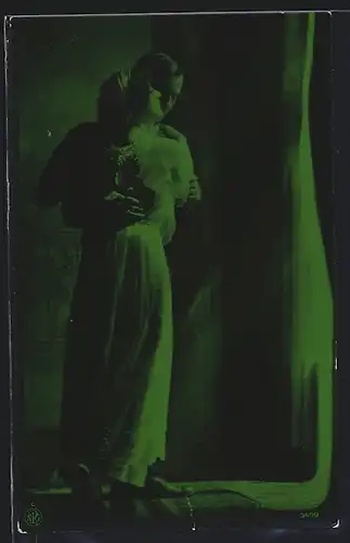 Foto-AK NPG Nr. 3499: Neue Photographische Gesellschaft: Liebespaar umarmt sich