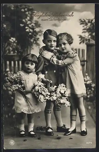 Foto-AK NPG Nr. 657 /4: Neue Photographische Gesellschaft: Junge und zwei Mädchen mit Blumen, Geburtstagsgruss