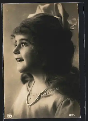 Foto-AK NPG Nr. 7017 /6: Neue Photographische Gesellschaft: Kleines Mädchen mit leuchtenden Augen