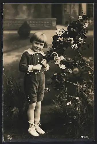 Foto-AK NPG Nr. 7083 /6: Neue Photographische Gesellschaft: Kleiner Junge im Anzug mit Blumen