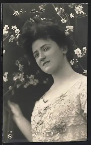 Foto-AK NPG Nr. 1229: Neue Photographische Gesellschaft: Mia Brandt in hübscher Kleidung