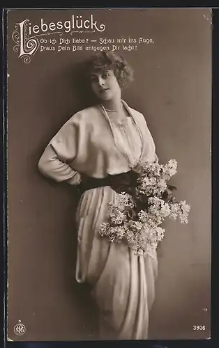Foto-AK NPG Nr. 3906: Neue Photographische Gesellschaft: Liebesglück, Junge Dame im Kleid mit Blumen