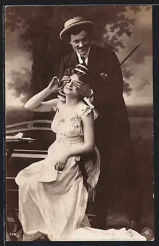 Foto-AK NPG NR: 544 /2, Mann hält seiner Frau die Augen zu