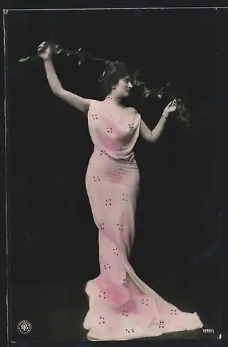 Foto-AK NPG Nr. 1818 /1: Neue Photographische Gesellschaft: Junge Frau im rosafarbenen Kleid