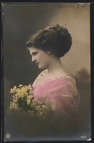Foto-AK NPG Nr. 1942: Neue Photographische Gesellschaft: Junge Frau im Tüllkleid mit Blumen