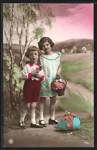 Foto-AK NPG Nr. 417 /4: Neue Photographische Gesellschaft: Kinderpaar mit Osterkorb, Ostergruss