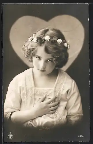Foto-AK NPG Nr. 2339: Neue Photographische Gesellschaft: Liebe, Junge Mädchen mit Blumenkranz im Haar