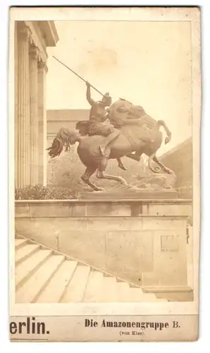 Fotografie Moser Sen., Berlin, Ansicht Berlin, Statue die Amazonengruppe am alten Museum im Lustgarten