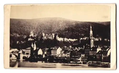 Fotografie unbekannter Fotograf, Ansicht Heidelberg, Blick nach der Stadt mit dem alten Schloss, 1863