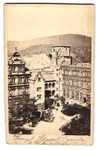 Fotografie unbekannter Fotograf, Ansicht Heidelberg, Blick auf den Innenhof des Heidelberger Schlosses, 1863
