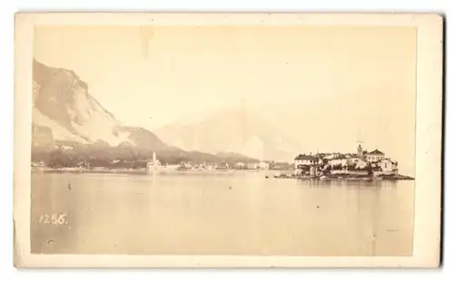 Fotografie Alfredo Noack, Genova, Ansicht Isola Bella, Blick nach der Insel mit Bergpanorama, 1874