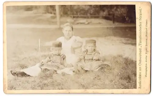 Fotografie Ernst Damm, Niendorf, Ansicht Timmendorfer Strand, Mutter mit ihren beiden Kindern im Ostseeurlaub