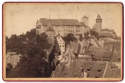 Fotografie unbekannter Fotograf, Ansicht Nürnberg, Blick über die Dächer der Stadt nach der Nürnburg