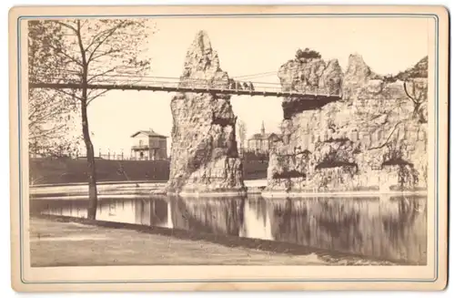 Fotografie unbekannter Fotograf, Ansicht Paris, Parc des Buttes-Chaumont, Brücke im Park, 1879