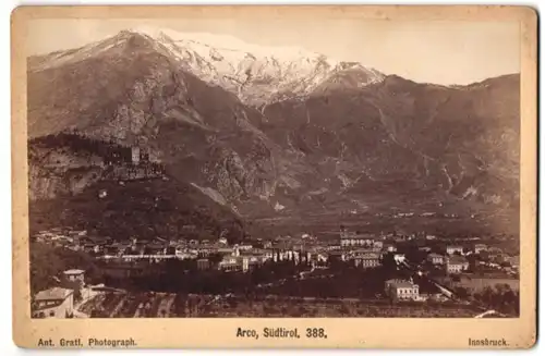 Fotografie Ant. Gratl, Innsbruck, Ansicht Arco, Blick auf die Stadt mit Burgruine Arco