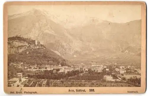 Fotografie Ant. Gratl, Innsbruck, Ansicht Arco, Blick nach der Stadt mit Bergpanorama