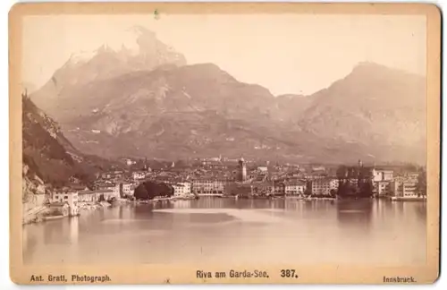 Fotografie Ant. Gratl, Innsbruck, Ansicht Riva, Blick vom Gardasee nach dem Ort