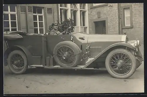 Foto-AK Auto Benz 33 /75 (1913), Soldat am Steuer des KFZ