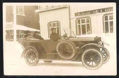 Foto-AK Auto Benz 18 /45 (1915 /21), Chauffeur und zwei Damen in Winterkleidung im Cabrio