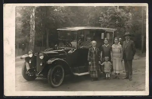 Foto-AK Auto Benz 16 /40 (1914), Familie vor dem KFZ, Chauffeur hinter dem Steuer