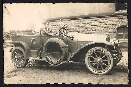 Foto-AK Auto Benz, Soldat in Uniform am Steuer des KFZ ohne Verdeck