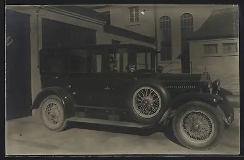 Foto-AK Auto Benz 10 /35 (1926 /27), Chauffeur in Dienstkleidung wartet hinterm Steuer