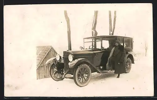 Foto-AK Auto Benz 11 /40 (1923), Chauffeur im Pelzmantel wartet an der Beifahrertür des KFZ