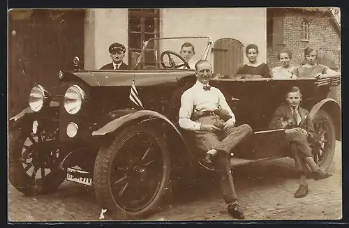 Foto-AK Auto Benz 27 /70 (1918-23), Familie und Chauffeur stehen um das Fahrzeug herum