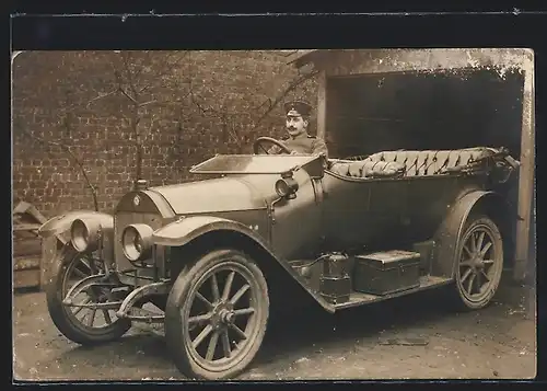 Foto-AK Auto Benz (1912), Chauffeur im KFZ vor der offenen Garage
