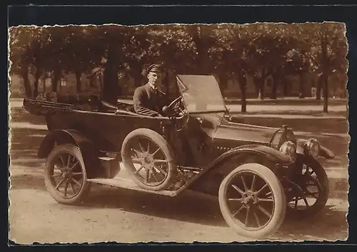 Foto-AK Auto Benz 10 /20 (1911), Chauffeur im KFZ in einem Park
