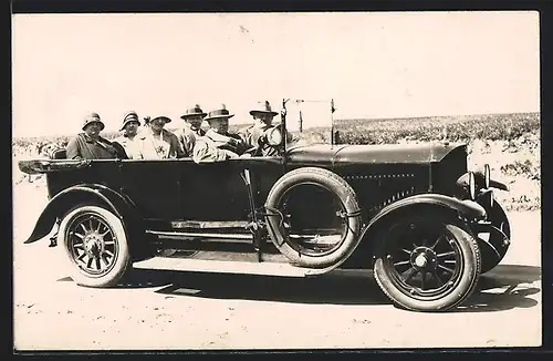 Foto-AK Auto Benz 11 /40 (1923 /25), vollbesetztes Cabrio mit drei Ehepaaren