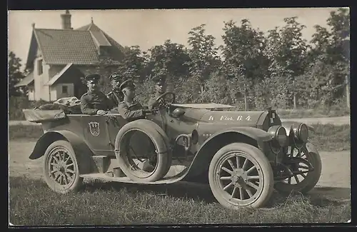 Foto-AK Auto Benz 14 /30 (1914), Vier Soldaten in Uniform halten mit dem KFZ am Wegesrand