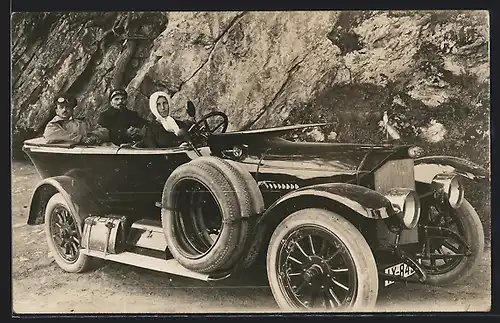 Foto-AK Auto Benz 27 /70 (1922), Frau am Steuer des KFZ, zwei Männer auf der Rückbank