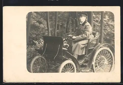 Foto-AK Auto Benz (1898), Fahrer fährt im Motorwagen an einem Wald