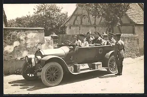 Foto-AK Auto Benz, Vollbesetztes Fahrzeug am Wegesrand mit kleiner Militärabordnung in Uniform