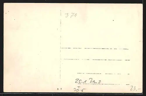 Foto-AK Auto Benz, Vollbesetztes Fahrzeug am Wegesrand mit kleiner Militärabordnung in Uniform