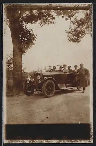 Foto-AK Auto Benz (1922), Gruppe von sechs Männern im und am KFZ