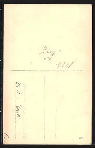 Foto-AK Auto Benz, Vollbesetztes Fahrzeug, ein Mädchen sitzt auf dem Trittbrett