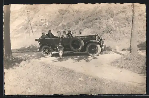 Foto-AK Auto Benz 11 /40 (1924), Familie im Cabriolet mit zwei Windschutzscheiben