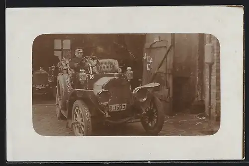 Foto-AK Auto Benz, Chauffeur im KFZ vor offener Garage