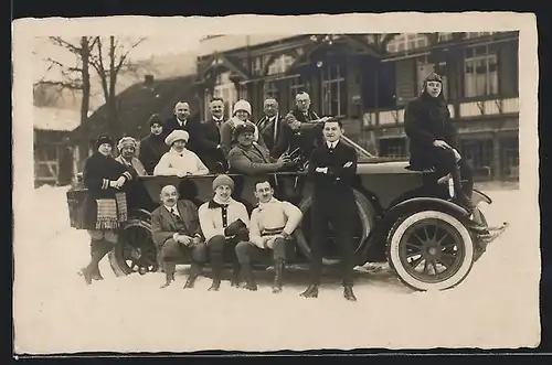 Foto-AK Auto Benz 27 /70 (1918 /23), Reisegruppe im und am Fahrzeug im Winter