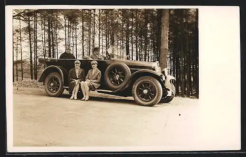 Foto-AK Auto Benz, Zwei Männer im Cabriolet, die Frauen auf dem Trittbrett