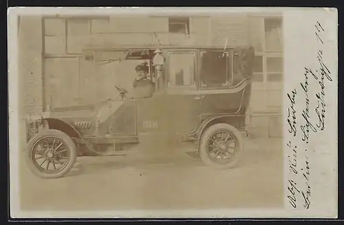 Foto-AK Auto Benz 10 /22 (1910), Fahrer wartet im Taxi auf Kundschaft
