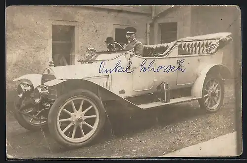 Foto-AK Auto Benz, Junger Chauffeur am Steuer eines weissen KFZ