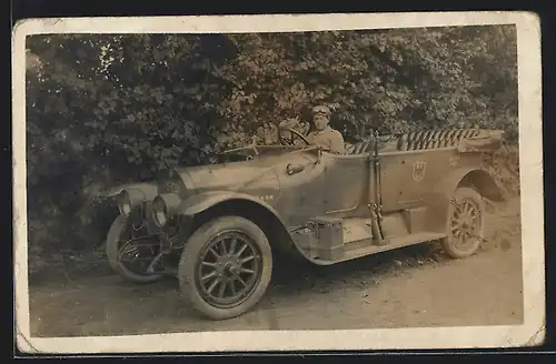 Foto-AK Auto Benz, Soldat in Uniform am Steuer eines KFZ, Gewehre auf dem Trittbrett