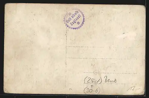 Foto-AK Auto Benz, Soldat in Uniform am Steuer eines KFZ, Gewehre auf dem Trittbrett