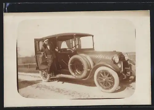 Foto-AK Auto Benz, Vornehme Dame auf dem Trittbrett eines KFZ