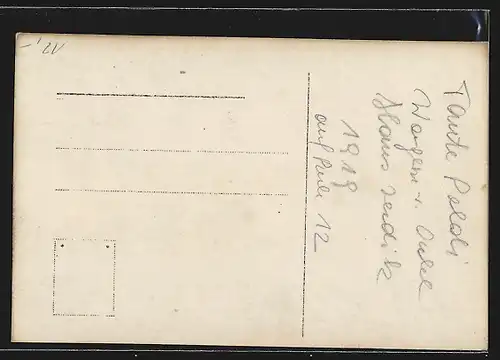 Foto-AK Auto Benz, Vornehme Dame auf dem Trittbrett eines KFZ