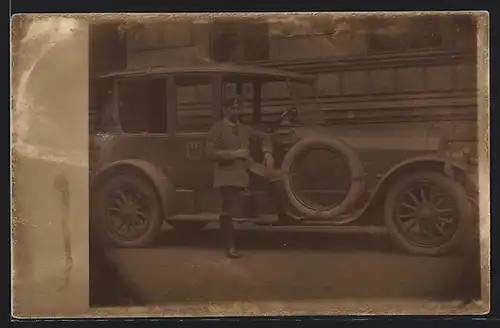 Foto-AK Auto Benz 25 /55 (1914 /18), Chauffeur wartet an der Fahrertür des KFZ